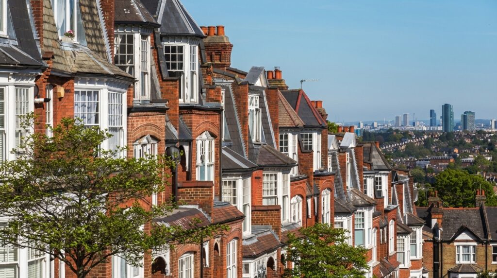 Лондон поевтинява преди бюджета: цените на 22-месечно дъно и как да играете като купувач, продавач или инвеститор