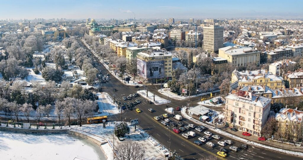 Еврото чука на вратата, а цените в София леко отстъпват - как да изиграете хода си сега