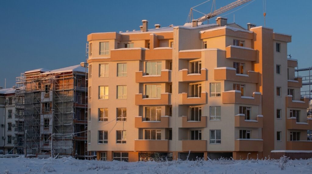 Еврото отпушва кредита, но не и здравия разум: жилищният пазар цели 5-8% нагоре през 2026 според Имoтека