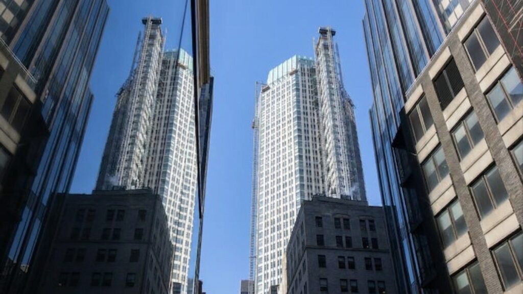 Сделките в глобалните недвижими имоти се съживиха, но играчите по масата се…