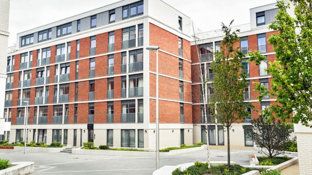 Офис кулите още светят, но често пред празни бюра