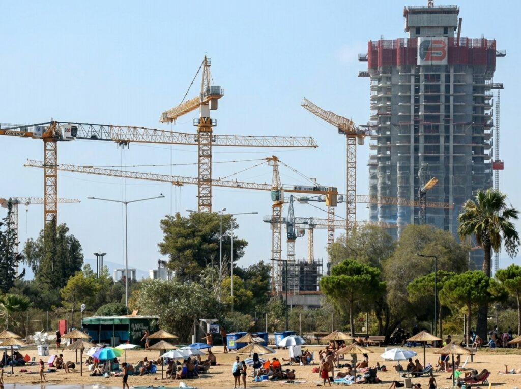 Атина натиска газта по жилищната политика с комбинация от моркови за строителите…