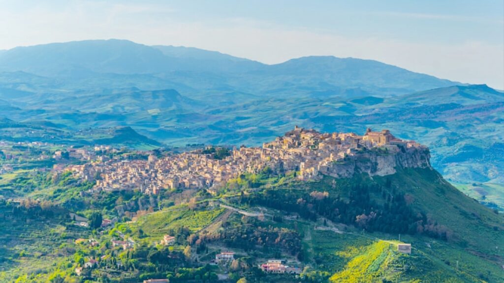 Да платиш 1 евро за къща и да гледаш Средиземно море звучи…